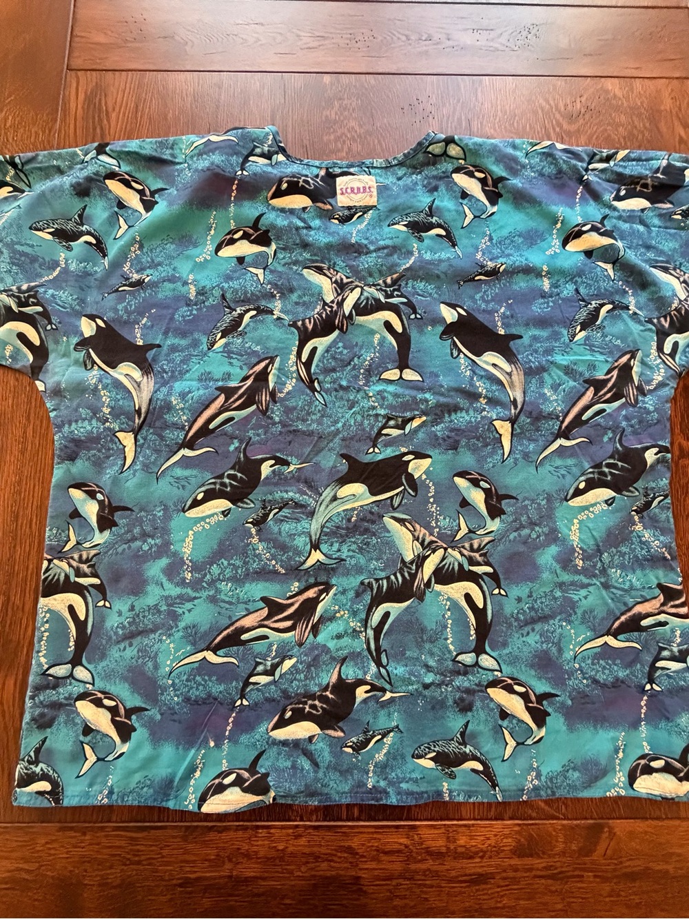 Scrubs Short Sleeve Orca Print Tee in Blue XL - Picture 7 of 8